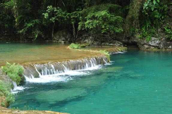 Piscinas de águas azuis em forma de terraços em Semuc Champey, na Guatemala
